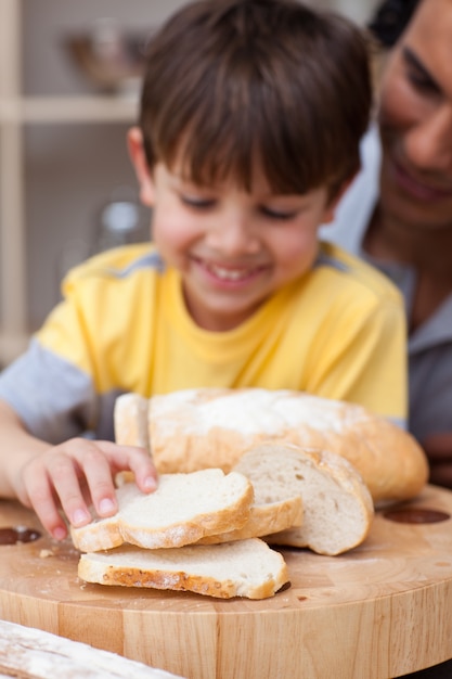 Aanbiddelijk weinig jongen die brood met zijn vader eet