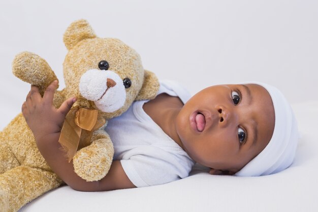 Aanbiddelijke babyjongen met teddy