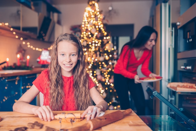 Aanbiddelijke de peperkoekkoekjes van Kerstmis van het meisjebaksel