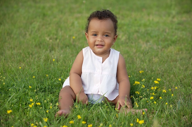 Aanbiddelijke gelukkige baby op het groene gras