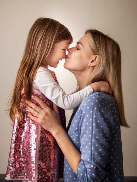 Foto aanbiddelijke jonge meisje en moeder samen