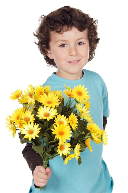 Aanbiddelijke jongen met bloemen over witte achtergrond