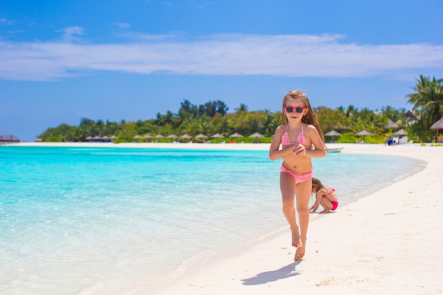 Aanbiddelijke meisjes bij strand tijdens de zomervakantie