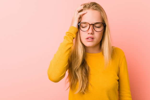 Aanbiddelijke tienervrouw vermoeid en zeer slaperig houdend hand op hoofd.