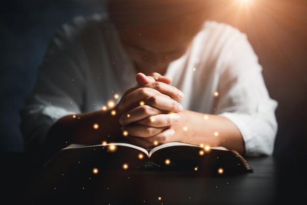 Foto aanbidding christen met bijbel concept jonge vrouw persoon hand met heilige bijbel met studie thuis volwassen vrouwelijke christelijke leesboek in de kerk meisje religie spiritualiteit leren en bidden tot god