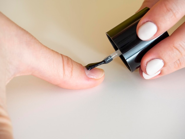 Aanbrengen van een kleurloze basis op de nagel Manicure thuis