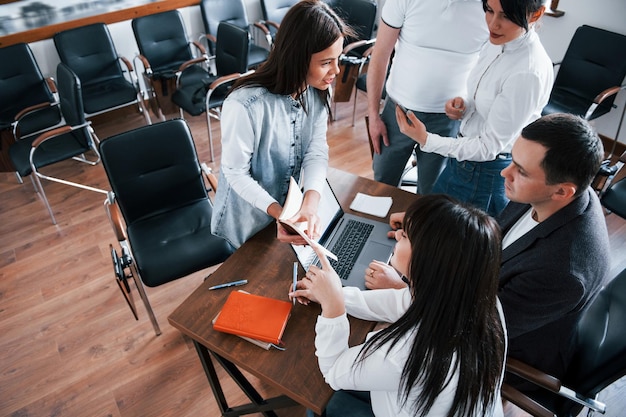 Aandacht voor details Bedrijfslieden en managers werken aan hun nieuwe project in de klas