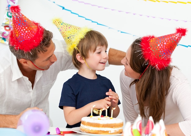 Aandachtige ouders die de verjaardag van hun zoon vieren