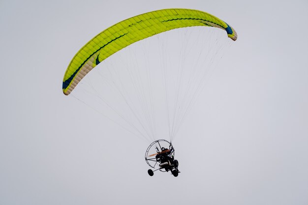 aangedreven paraglider in de lucht