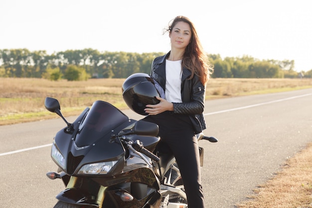 Aangenaam ogende vrouw heeft fietstocht