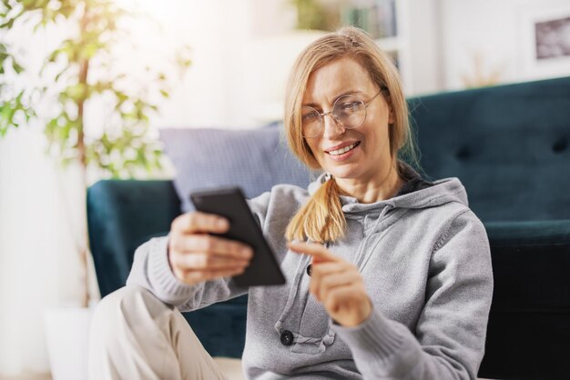 Aangename blanke vrouw in brillen en