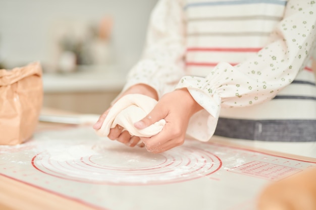 Aangename vrouw die kookt in de keuken