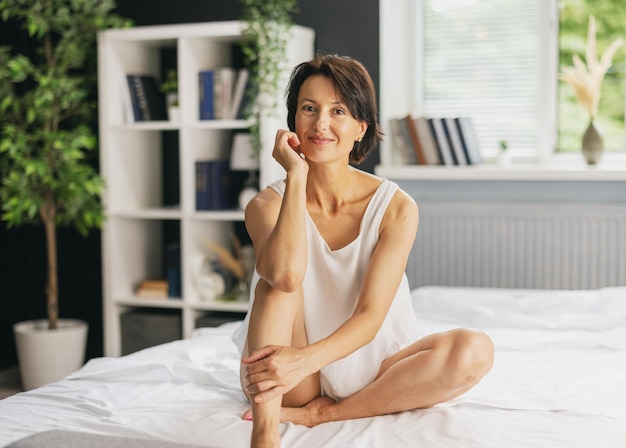 Aangename vrouw van middelbare leeftijd in het wit