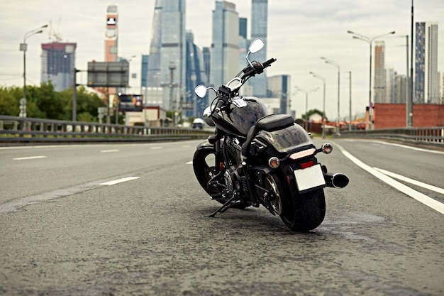 Aangepaste motorfiets op de skyline van de stad achtergrond.