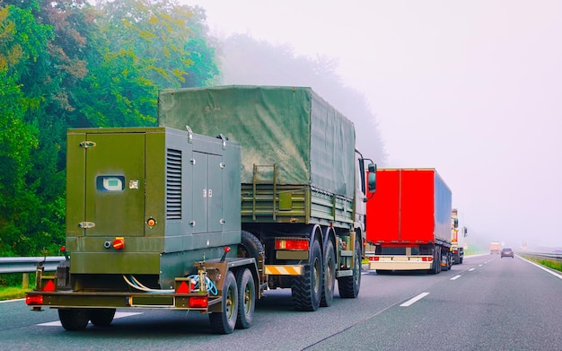 Aanhangwagen met lage sleepwagen in de weg. Auto voertuig met vervoerder vervoerder vervoerder op oprit. Europese transportlogistiek bij werktransport. Op snelweg rijden.