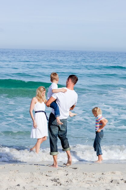 Aanhankelijk gezin plezier op het strand