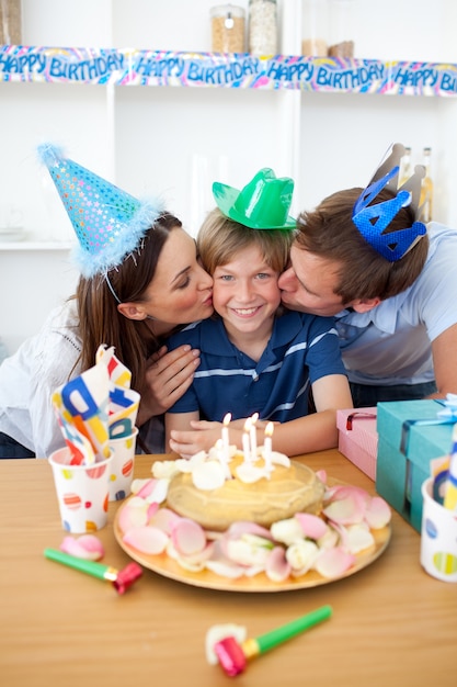 Aanhankelijk ouders die de verjaardag van hun zoon vieren