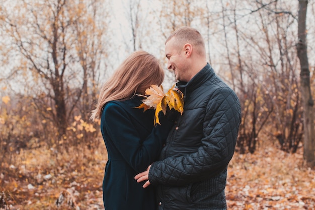 Aanhankelijke gezellige knuffels van een jong liefdevol stel in het herfstpark