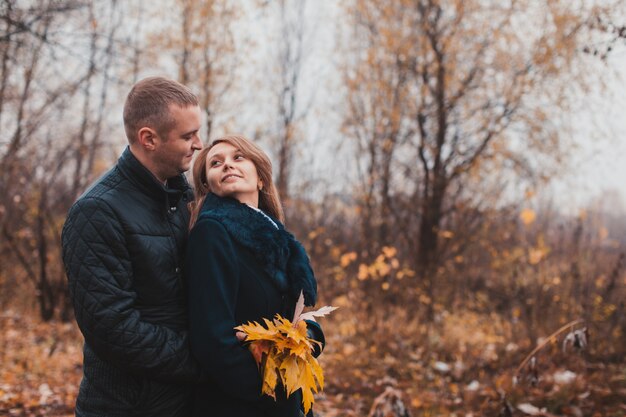 Aanhankelijke gezellige knuffels van een jong liefdevol stel in het herfstpark