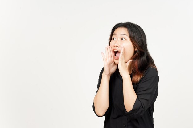 Aankondiging met handen over de mond van mooie Aziatische vrouw geïsoleerd op een witte achtergrond