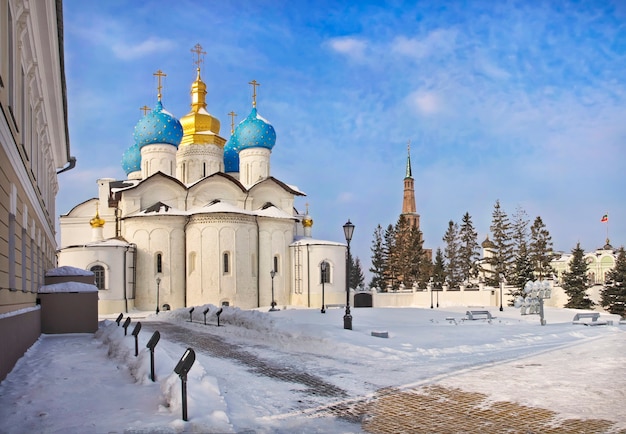 Aankondiging orthodoxe kerk in het Kremlin van Kazan op een zonnige winterdag winter