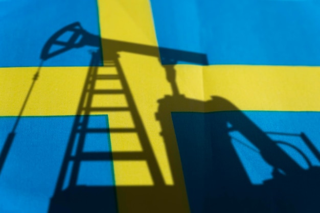 Aankoop van olie in Zweden Booreilanden op de achtergrond van de Zweedse vlag Mijnbouw en olie-importhandel op de wereldwijde brandstofmarkt Brandstofindustrie