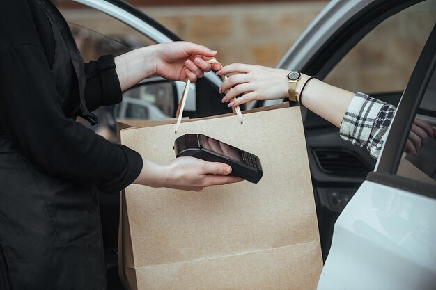 aankoop via een koeriersverkoper en contactloze betaling via de telefoon