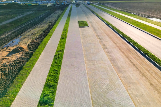 Aanleg van nieuwe wegen en trottoirs in het stadsbeeld van bovenaf dronefotografie Verbetering van het grondgebied en toegangswegen Wegwerkzaamheden van bovenaf