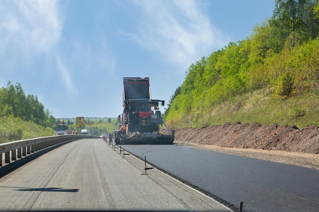 Aanleggen van asfalt op een snelweg in de voorsteden Wegenwerken