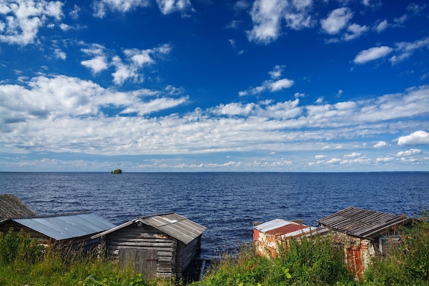 Aanlegsteiger aan het meer Onega