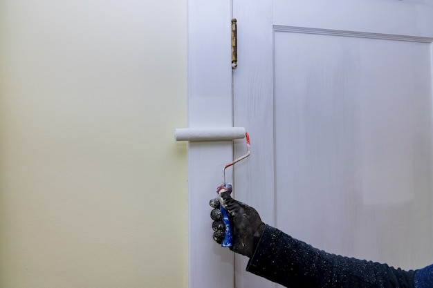 Aannemer schilder bijwerken kleuren van schilderen deuren lijstwerk met handroller schilderen
