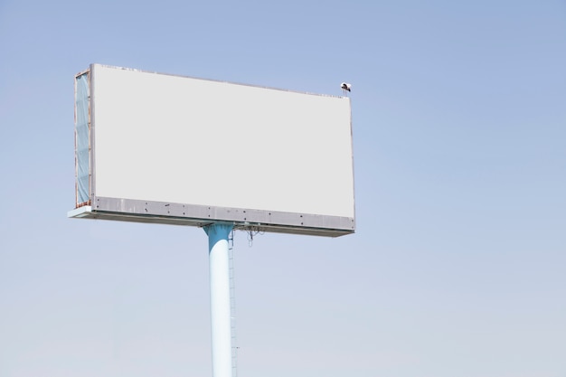 Foto aanplakbord voor reclame tegen blauwe hemel