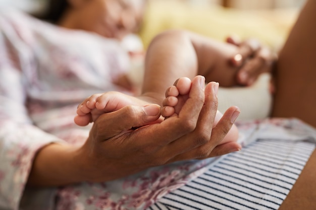 Aanraken van zachte voeten van de baby