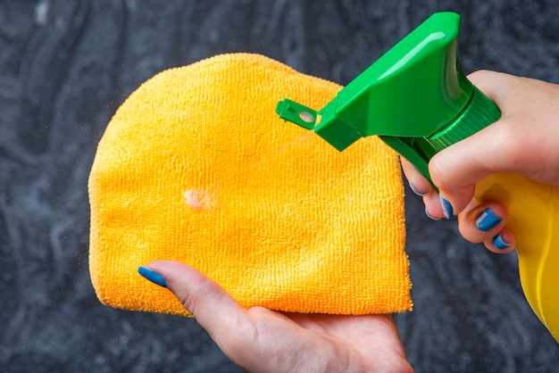 Aanrechtblad reinigen Aanrechtblad in de keuken of badkamer reinigen steenmarmer of een...