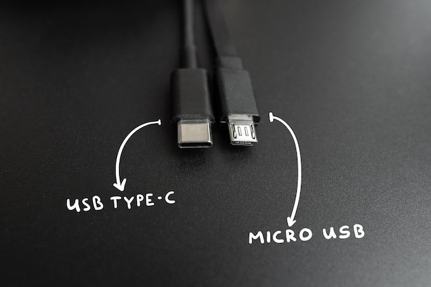 Foto aansluitkabels usb type c en microdraden. populaire en oude technologische standaard.