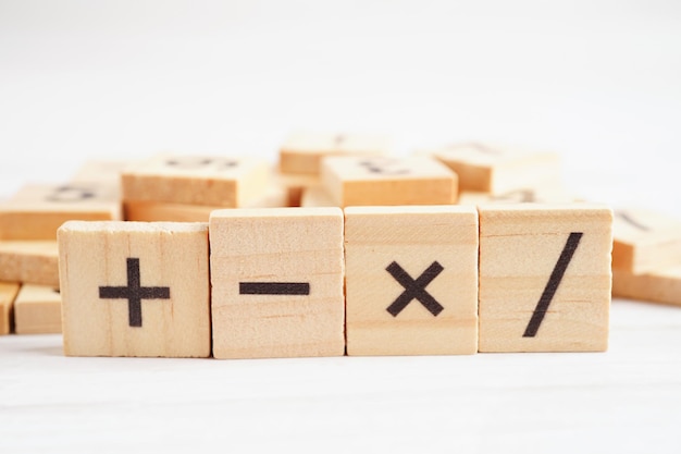 Aantal houtblokkubussen om te leren Wiskundig onderwijs wiskundeconcept
