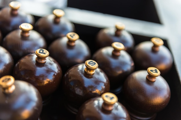 Aantal houten molens met zout en peper in een restaurant. geschoten met een kleine grip