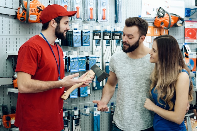 Aantal klanten nieuwe bijl in elektrisch gereedschap winkel.