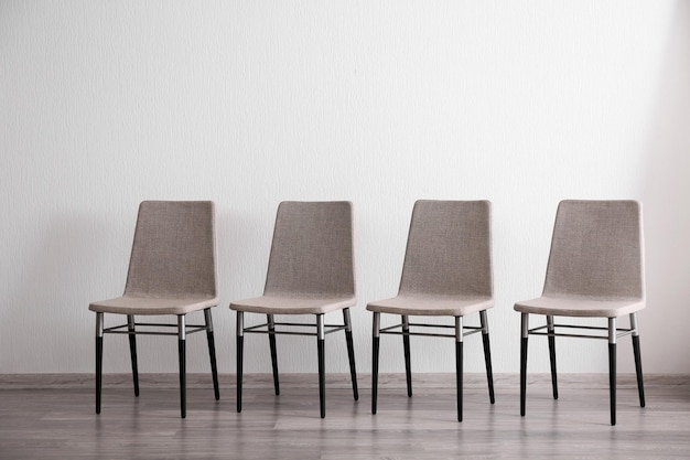 Aantal stoelen in lichte kamer interieur