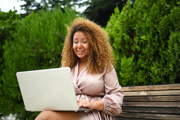 Aantrekkelijk, gelukkig, stijlvol, plus grootte, Afrikaans-Amerikaanse vrouw, student, freelancer, Afro haar, studeert.