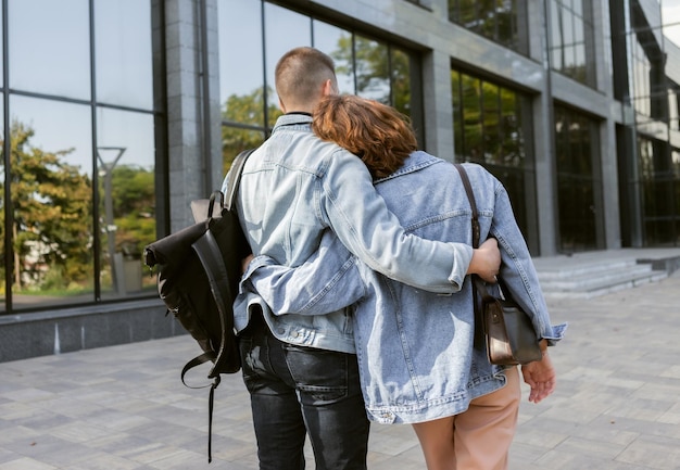 Aantrekkelijk jong hipsterpaar verliefd in de stad Jeugdliefdeconcept