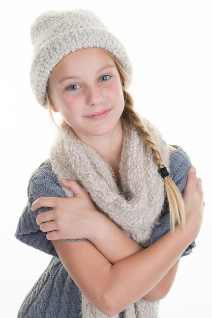 Aantrekkelijk jong meisje dat baret draagt die zich geïsoleerd bevindt
