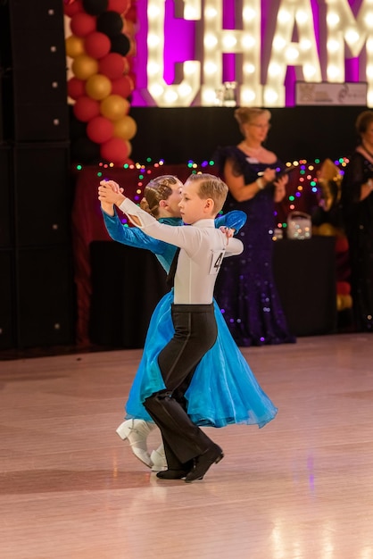 Aantrekkelijk jong paar kinderen dansen stijldans Meisje en jongen danser internationaal dansen