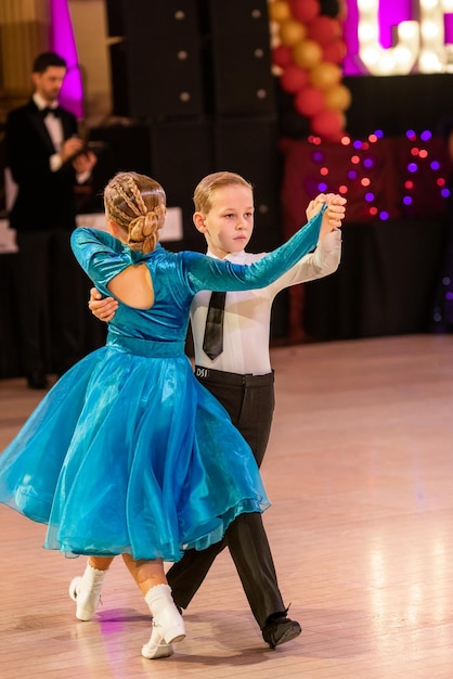 Aantrekkelijk jong paar kinderen dansen stijldans Meisje en jongen danser internationaal dansen