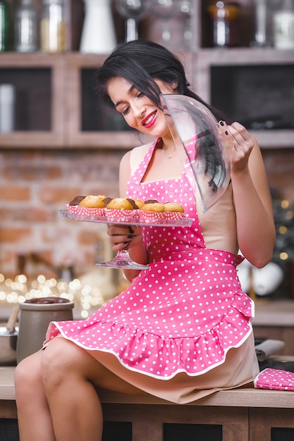 Aantrekkelijk jong vrouwenbaksel in de keuken