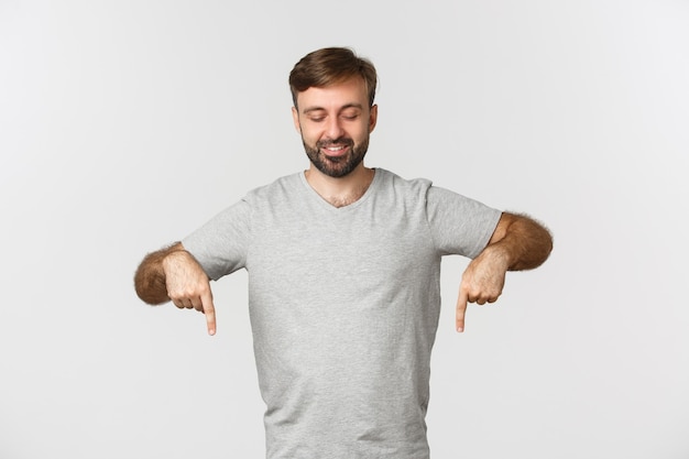Aantrekkelijk kaukasisch mannelijk model in grijs t-shirt