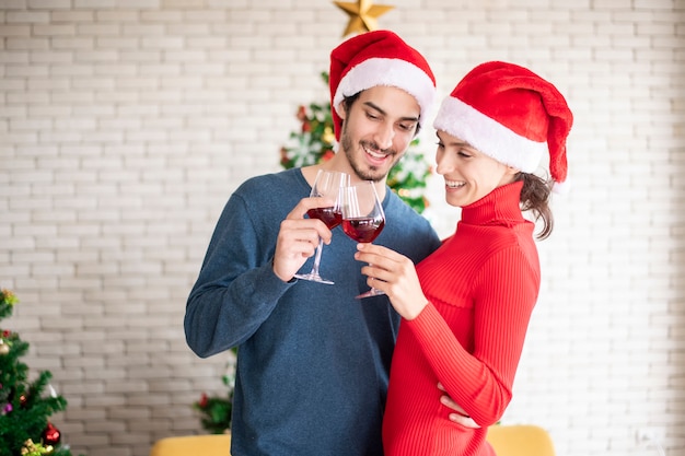 Aantrekkelijk Kaukasisch paar van liefde viert Kerstmis in huis