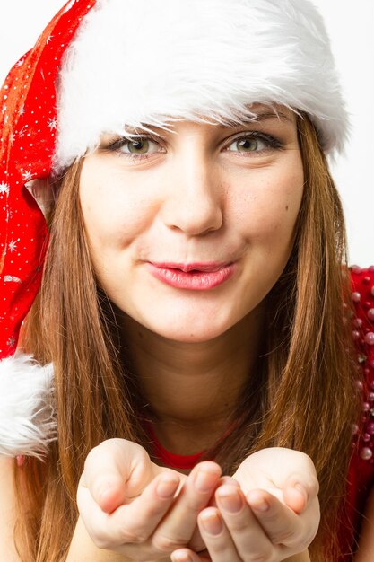 Aantrekkelijk kerstmeisje in seksuele lingerie naakt lichaam seizoensgebonden kerstvakantie-uitverkoopkortingen vrouw in een sexy kerstmankostuum versier de kerstboom