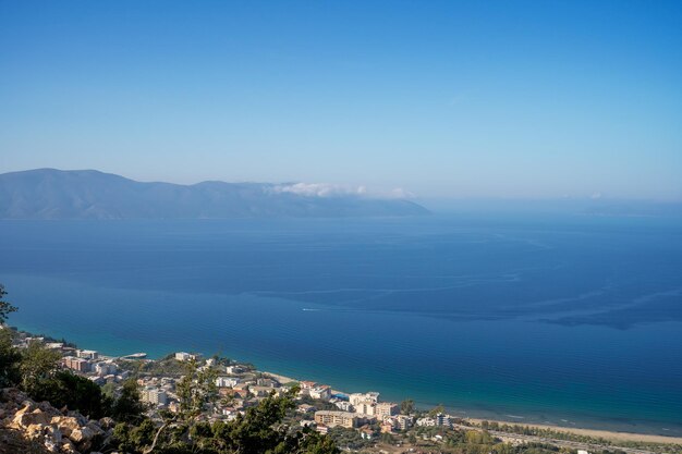 Aantrekkelijk lente-cityscape van de stad Vlorë vanaf het Kanines-fort, fascinerende zonsondergang aan de Adriat