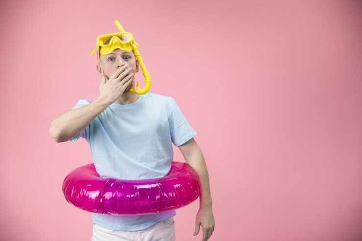 Aantrekkelijk mannetje met zwemmasker op hoofd en dekt mond en verrast